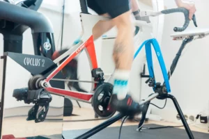 Radfahrer auf dem Cyclus-2-Ergometer im Labor