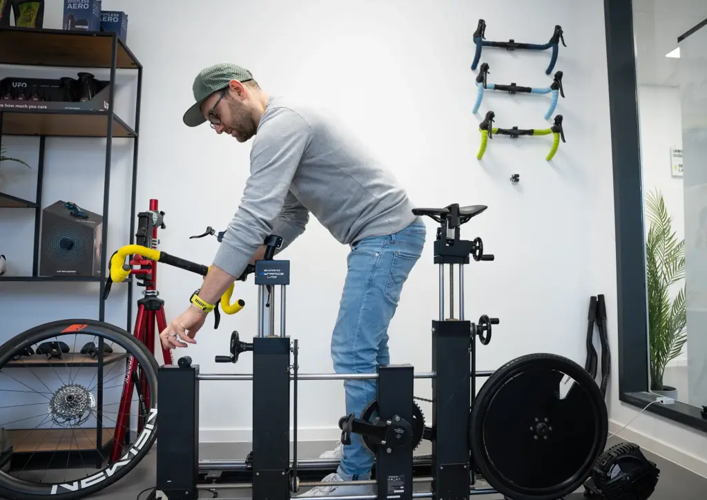 Berater passt am SizeCycle die Lenkerposition an