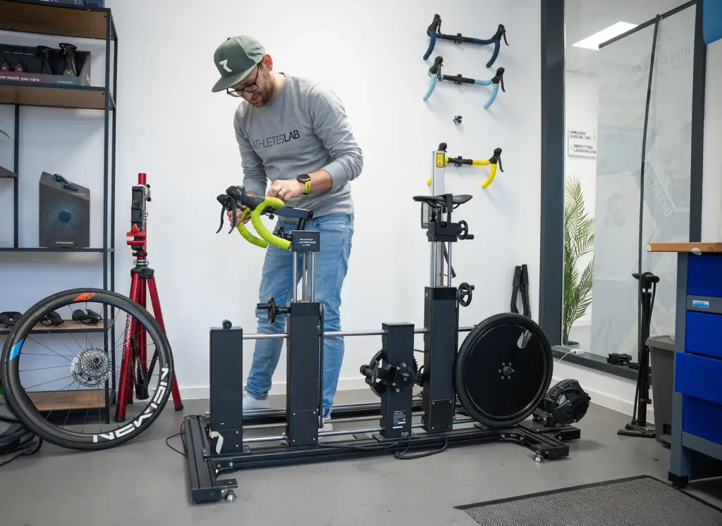 Berater stellt am SizeCycle den Lenker für die Bike-Beratung ein